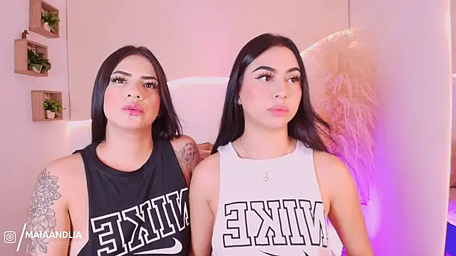 Snapshot of maia_lia_ chatting on October 7, 11:46 pm maia lia online show from October 7, 11:46 pm