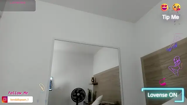 Snapshot of Kylie_Cross chatting on September 19, 4:03 am Kylie Cross online show from September 19, 4:03 am