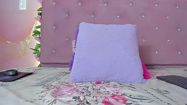 Snapshot of violet_taylor_ chatting on April 28, 2:21 am violet taylor online show from April 28, 2:21 am
