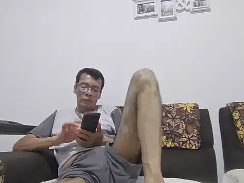 Snapshot of skinnylatino51 chatting on July 17, 1:12 am skinnylatino51 online show from July 17, 1:12 am