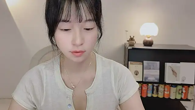 Snapshot of Onechestnut chatting on May 28, 9:17 am Onechestnut online show from May 28, 9:17 am