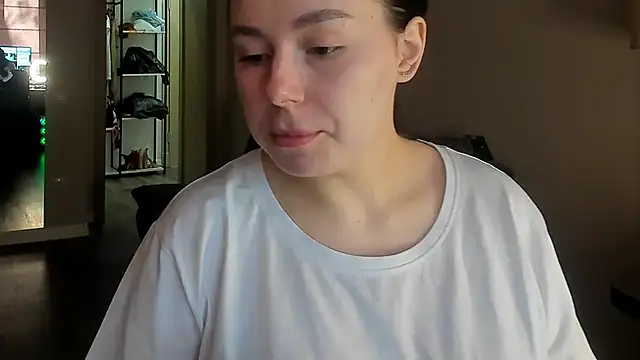 Snapshot of Di_na_Bell chatting on April 30, 5:47 am Di na Bell online show from April 30, 5:47 am