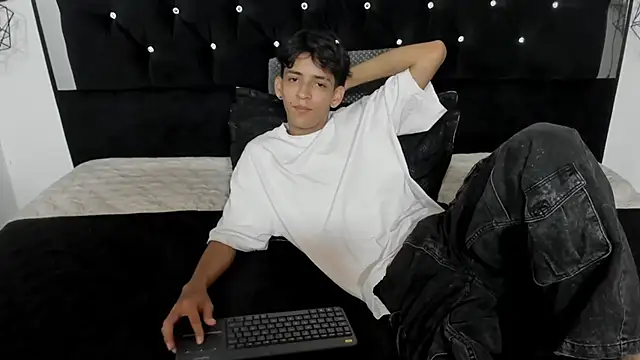 Snapshot of Sebas_cat chatting on February 2, 3:38 am Sebas cat online show from February 2, 3:38 am