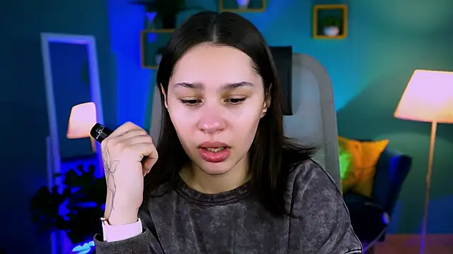 KimClarks  online show from November 11, 1:11 pm