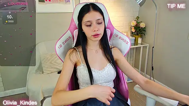 Olivia Kindes online show from October 20, 5:02 pm
