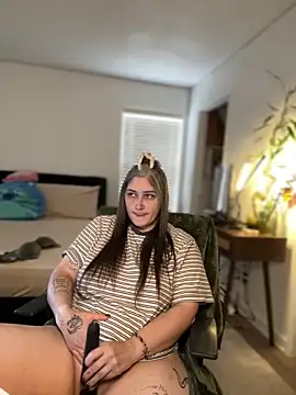 Snapshot of Alix_Valentine chatting on April 19, 6:10 pm Alix Valentine online show from April 19, 6:10 pm