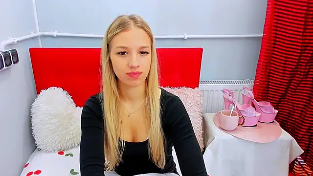 Snapshot of EvetteRose chatting on June 13, 2:37 pm EvetteRose online show from June 13, 2:37 pm