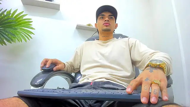 Snapshot of ariess_king chatting on November 5, 4:23 am ariess king online show from November 5, 4:23 am