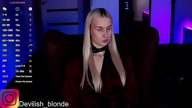 Snapshot of HitchcocianBlonde chatting on March 3, 6:25 pm HitchcocianBlonde online show from March 3, 6:25 pm