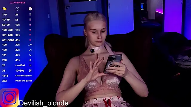 Snapshot of HitchcocianBlonde chatting on March 10, 6:46 pm HitchcocianBlonde online show from March 10, 6:46 pm