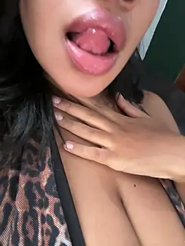 hillarymoreninha online show from April 19, 7:38 pm