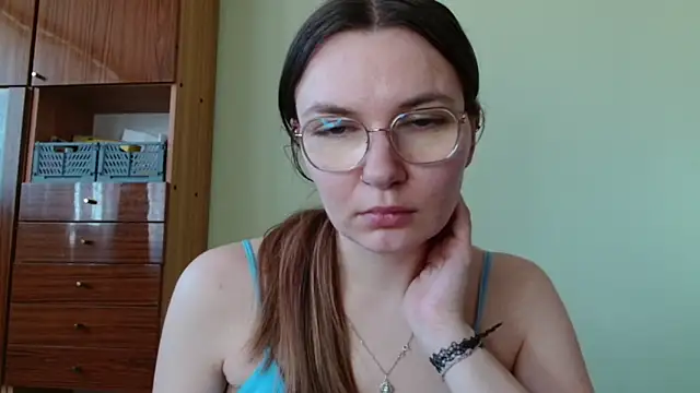 LooveELLYx online show from March 6, 7:27 am