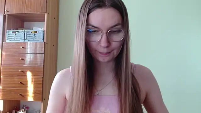 LooveELLYx online show from April 21, 2:45 pm