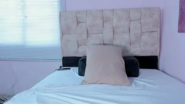 kethe love  online show from April 4, 9:01 pm