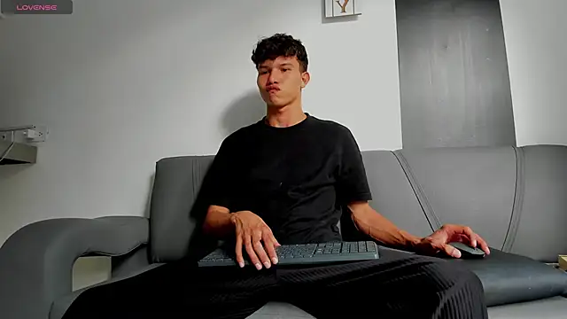 2Amateur Guys online show from February 5, 7:40 pm