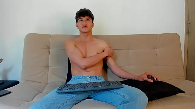 2Amateur Guys online show from April 6, 2:40 pm