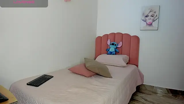 Snapshot of julieth_sanzz chatting on June 4, 8:53 am julieth sanzz online show from June 4, 8:53 am