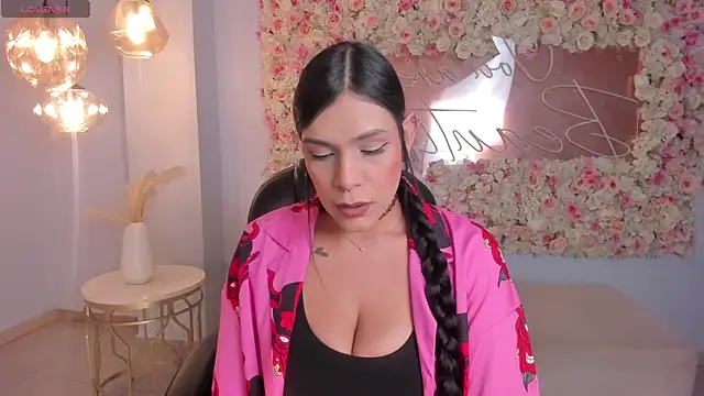 Snapshot of SarahYates chatting on May 17, 11:12 pm SarahYates online show from May 17, 11:12 pm