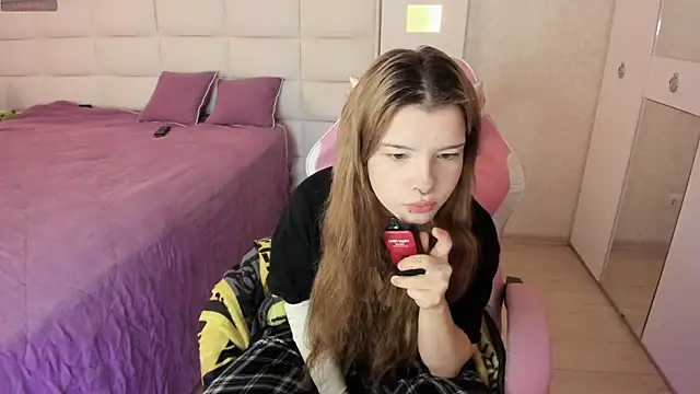 Snapshot of Cuddly_Kitten chatting on November 20, 7:19 am Cuddly Kitten online show from November 20, 7:19 am