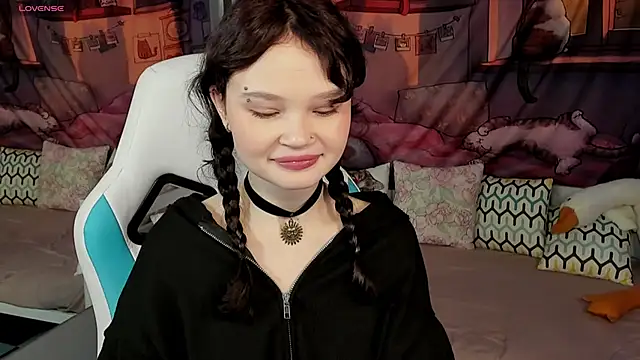 Snapshot of EmilyChaves chatting on April 7, 6:03 am EmilyChaves online show from April 7, 6:03 am