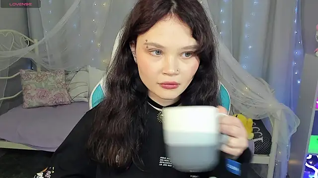 Snapshot of EmilyChaves chatting on April 8, 6:57 am EmilyChaves online show from April 8, 6:57 am