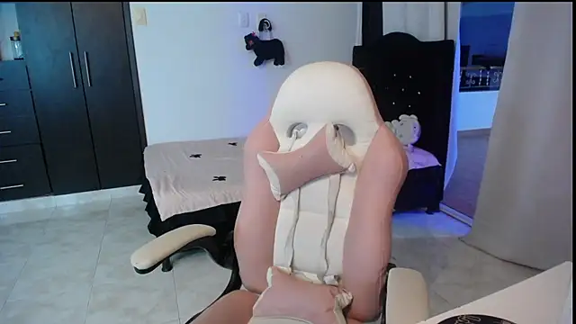 Snapshot of Elizabeth_rose02 chatting on October 9, 11:25 pm Elizabeth rose02 online show from October 9, 11:25 pm