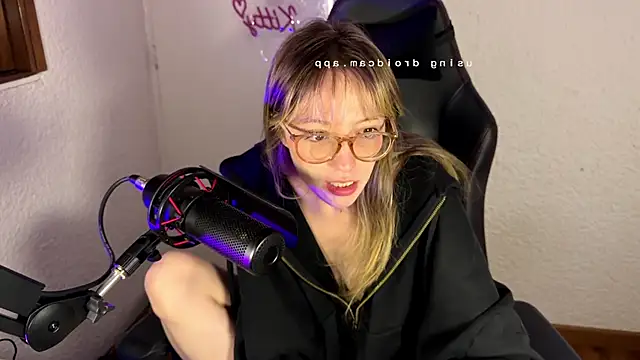 Snapshot of ReenKitty chatting on June 17, 4:59 am ReenKitty online show from June 17, 4:59 am