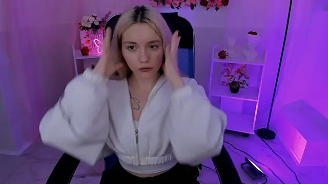 Snapshot of AuroraWrenfield chatting on September 23, 5:10 am AuroraWrenfield online show from September 23, 5:10 am