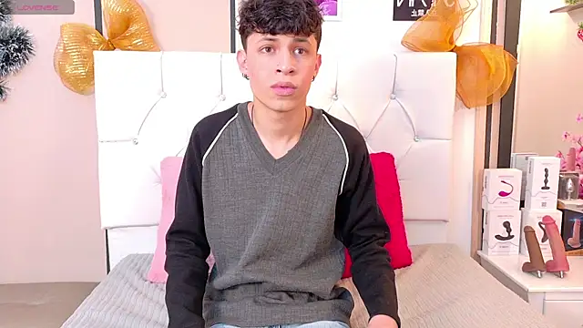 Axel  Evans online show from December 15, 1:04 pm