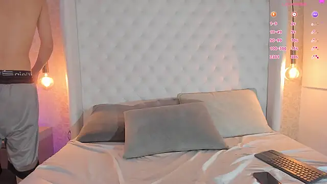 Snapshot of juliie_star chatting on March 13, 1:34 am juliie star online show from March 13, 1:34 am