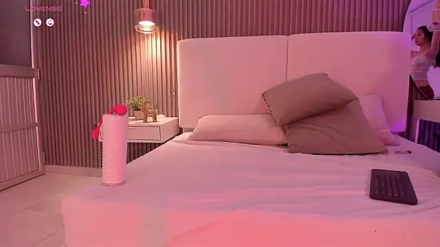 Snapshot of juliie_star chatting on March 18, 2:26 am juliie star online show from March 18, 2:26 am