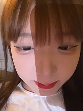 Snapshot of D-033 chatting on November 7, 11:32 am D-033 online show from November 7, 11:32 am