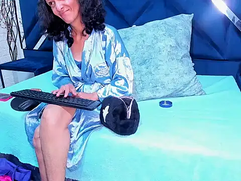 Snapshot of YanetRose chatting on July 4, 3:35 am YanetRose online show from July 4, 3:35 am