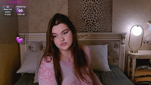 EmilyHyde online show from October 20, 2:50 pm