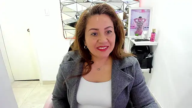 Snapshot of camixxx_m chatting on May 6, 11:59 am camixxx m online show from May 6, 11:59 am