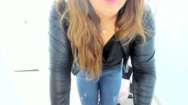 Snapshot of camixxx_m chatting on May 28, 11:29 am camixxx m online show from May 28, 11:29 am