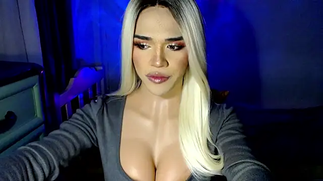 Snapshot of lusciousgirlx chatting on December 2, 5:13 am lusciousgirlx online show from December 2, 5:13 am