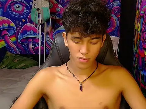 Snapshot of kenbigcockxx chatting on May 24, 5:34 am kenbigcockxx online show from May 24, 5:34 am