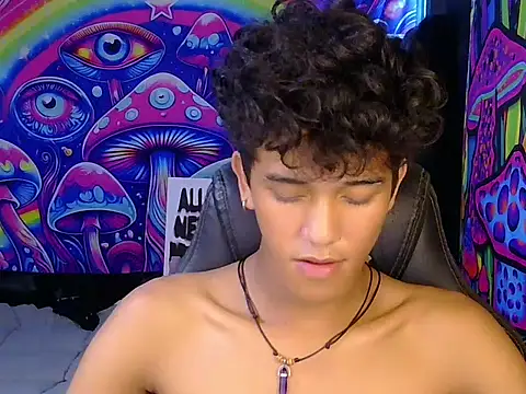 Snapshot of kenbigcockxx chatting on June 5, 3:13 am kenbigcockxx online show from June 5, 3:13 am