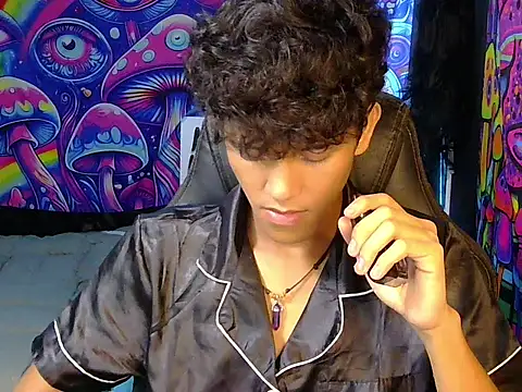 Snapshot of kenbigcockxx chatting on June 5, 6:35 pm kenbigcockxx online show from June 5, 6:35 pm