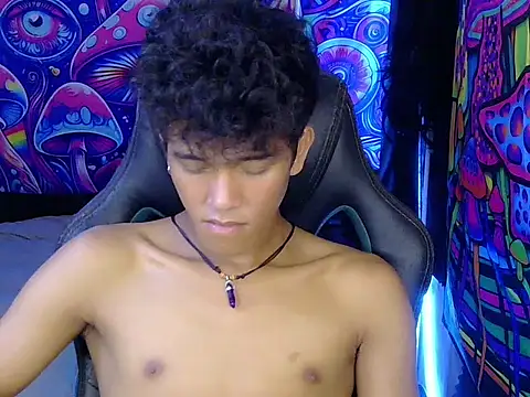 Snapshot of kenbigcockxx chatting on June 6, 6:40 am kenbigcockxx online show from June 6, 6:40 am