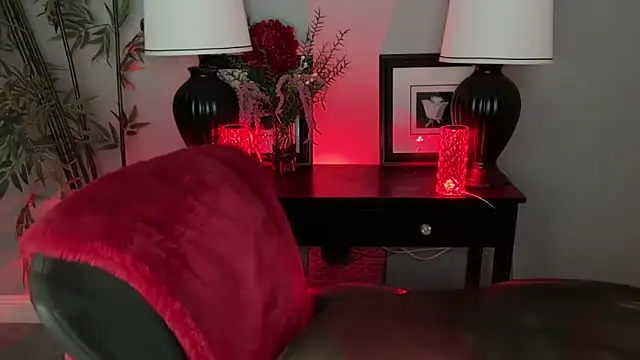 ItsNikki online show from March 10, 3:17 pm