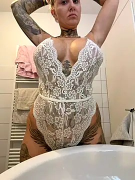 Snapshot of Jasmina-Joy chatting on November 17, 5:02 am Jasmina-Joy online show from November 17, 5:02 am