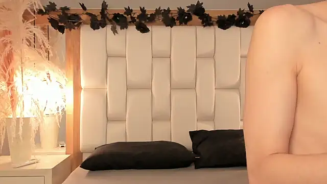 Daphne And Roger online show from December 2, 11:15 am