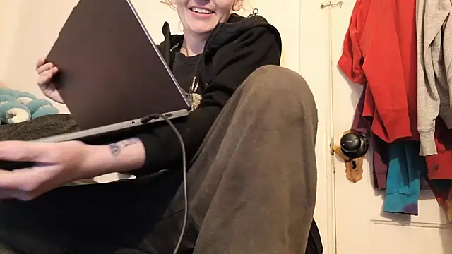 Snapshot of meateater74553 chatting on March 25, 4:40 am meateater74553 online show from March 25, 4:40 am