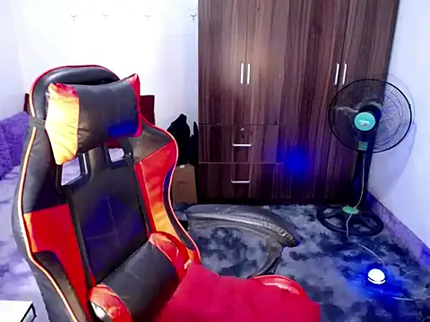 Urassiansweetcummer online show from April 20, 1:41 am