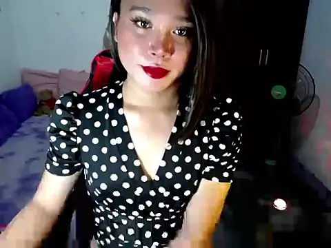 Snapshot of Urassiansweetcummer chatting on June 15, 1:41 am Urassiansweetcummer online show from June 15, 1:41 am