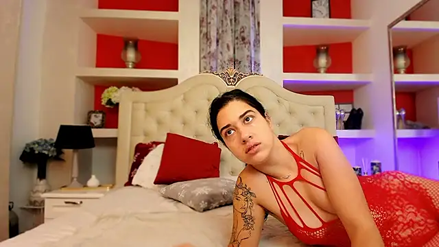 SarraRay online show from November 6, 5:25 pm