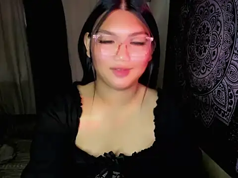 Snapshot of Lou_heart chatting on June 21, 10:45 pm Lou heart online show from June 21, 10:45 pm