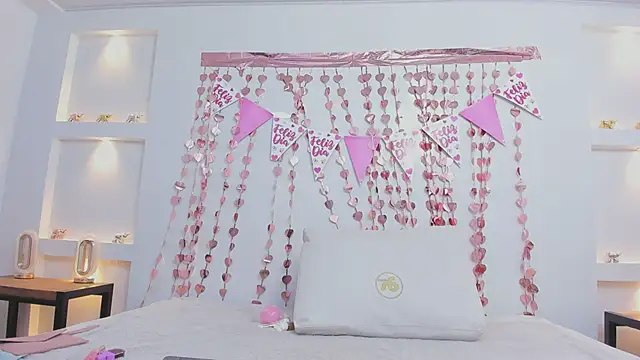 ikia lopez  online show from February 7, 12:20 pm